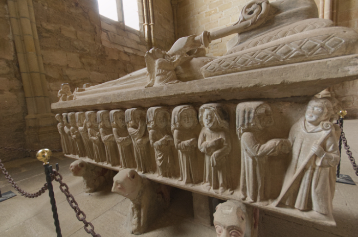 Tumba de Urrca Lopez de haro en la sala capitular del monasterio de Cañas, detalle lateral izquierdo procesión de monjas